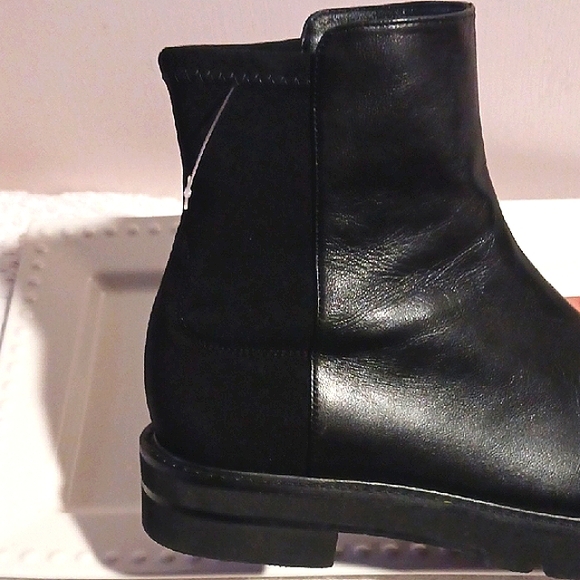 STUART WEITZMAN⚜️ Leather Lightweight Lug Sole Sleek Design Ankle Boot Black👑 - Picture 4 of 11